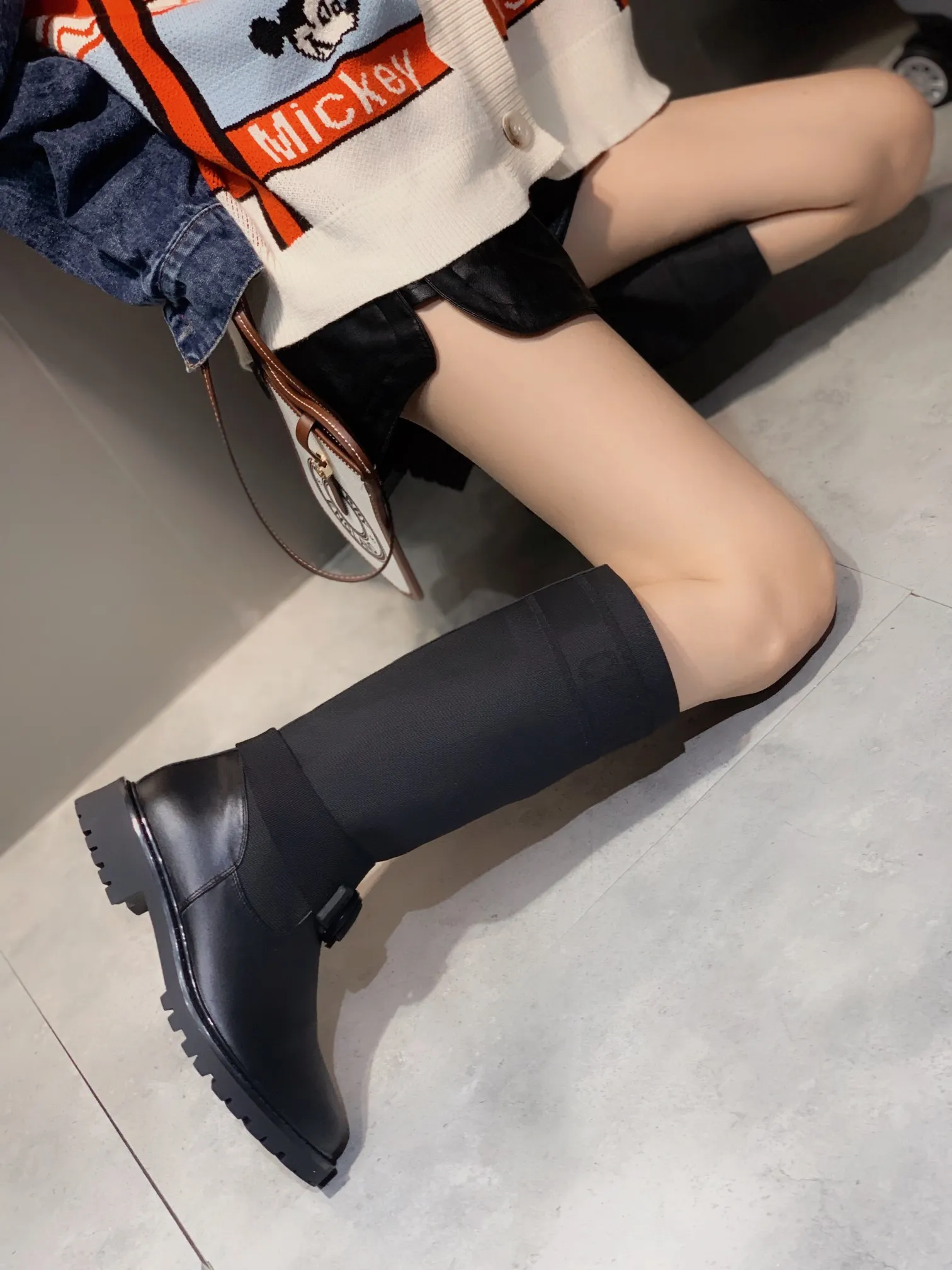 👟👟Ex-factory price 600👟👟 The latest 2024 Dior/Dior autumn and winter catwalk model. The original version is 1:1. In terms of boots, the biggest highlight of this season’s brand fashion show is this boot. The color-blocking design is unique and versatile. Exclusive mold opening. The heel height is 3cm. They are so beautiful on the feet! Fabric, calfskin, lining, sheepskin lining, outsole, TPU bottom ☑Number of yards: 35-40, (41 custom-made, non-returnable and non-exchangeable) high boots